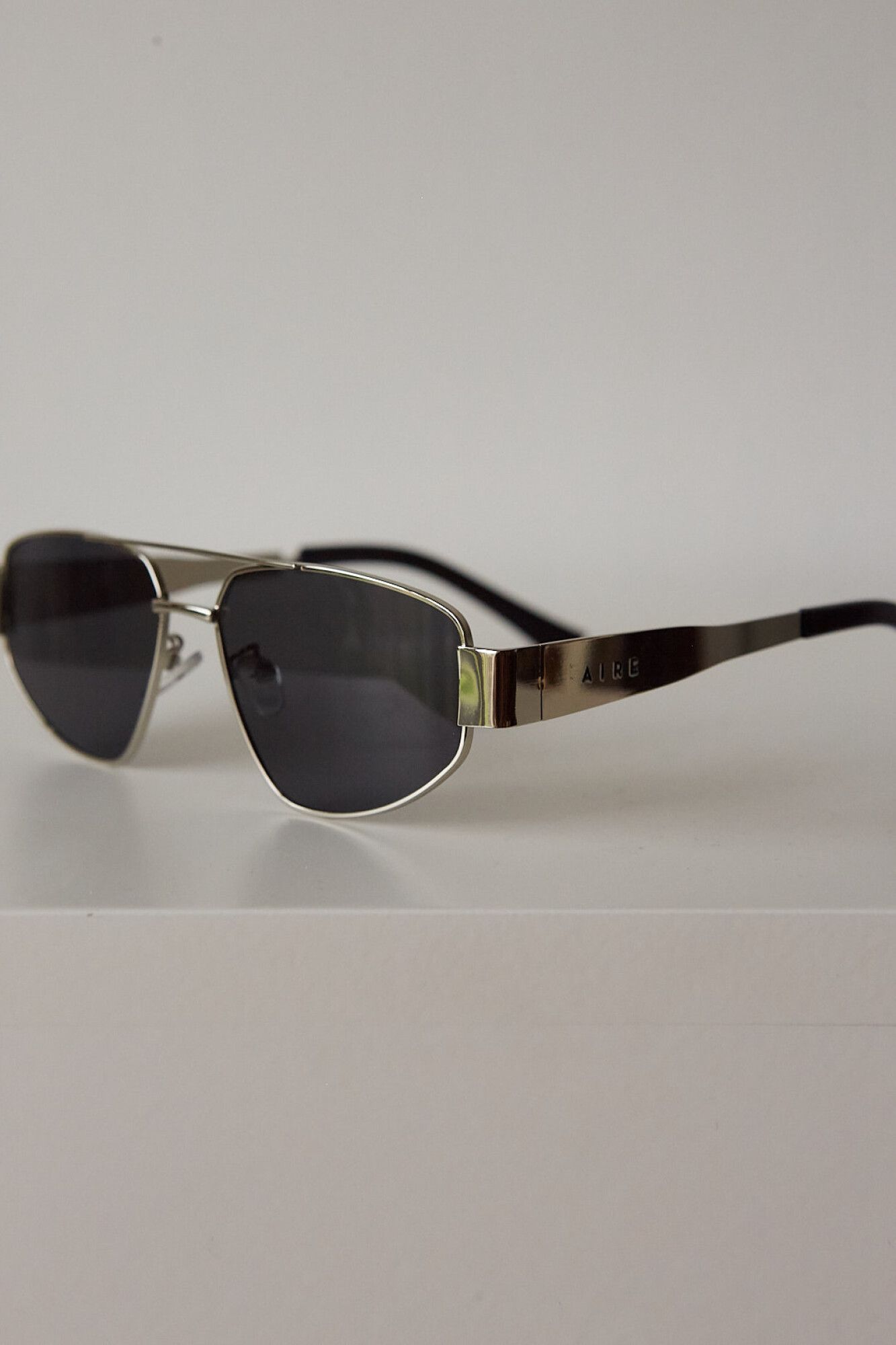 METAL TRIANGLE SUNNIES  plateado 