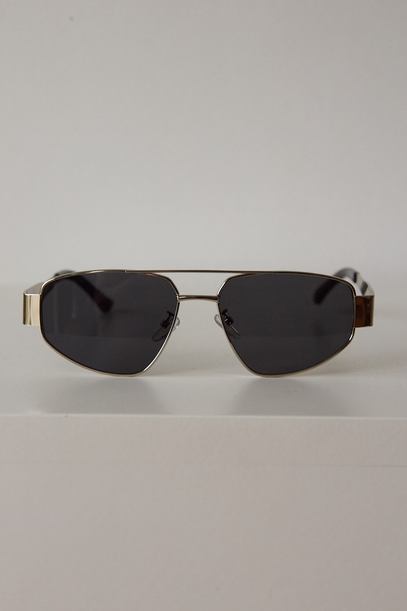 METAL TRIANGLE SUNNIES  plateado 