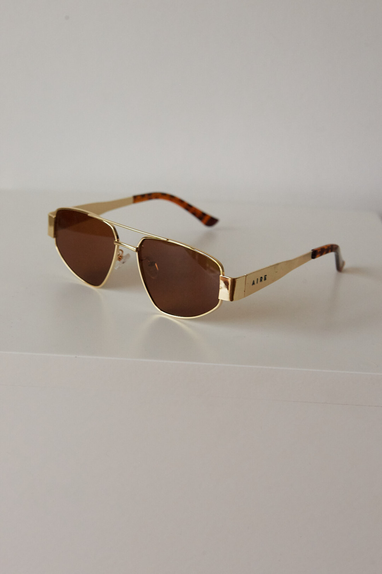 METAL TRIANGLE SUNNIES  marrón 