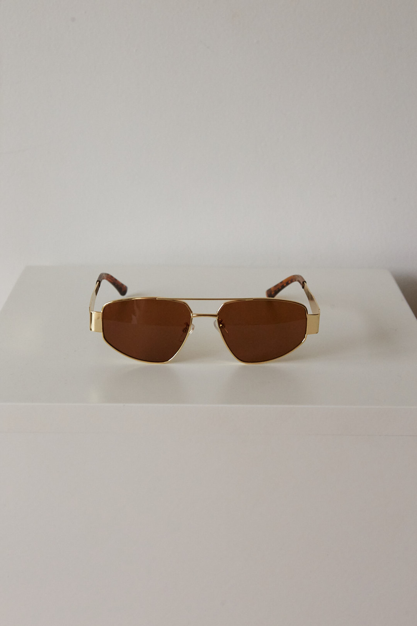 METAL TRIANGLE SUNNIES  marrón 