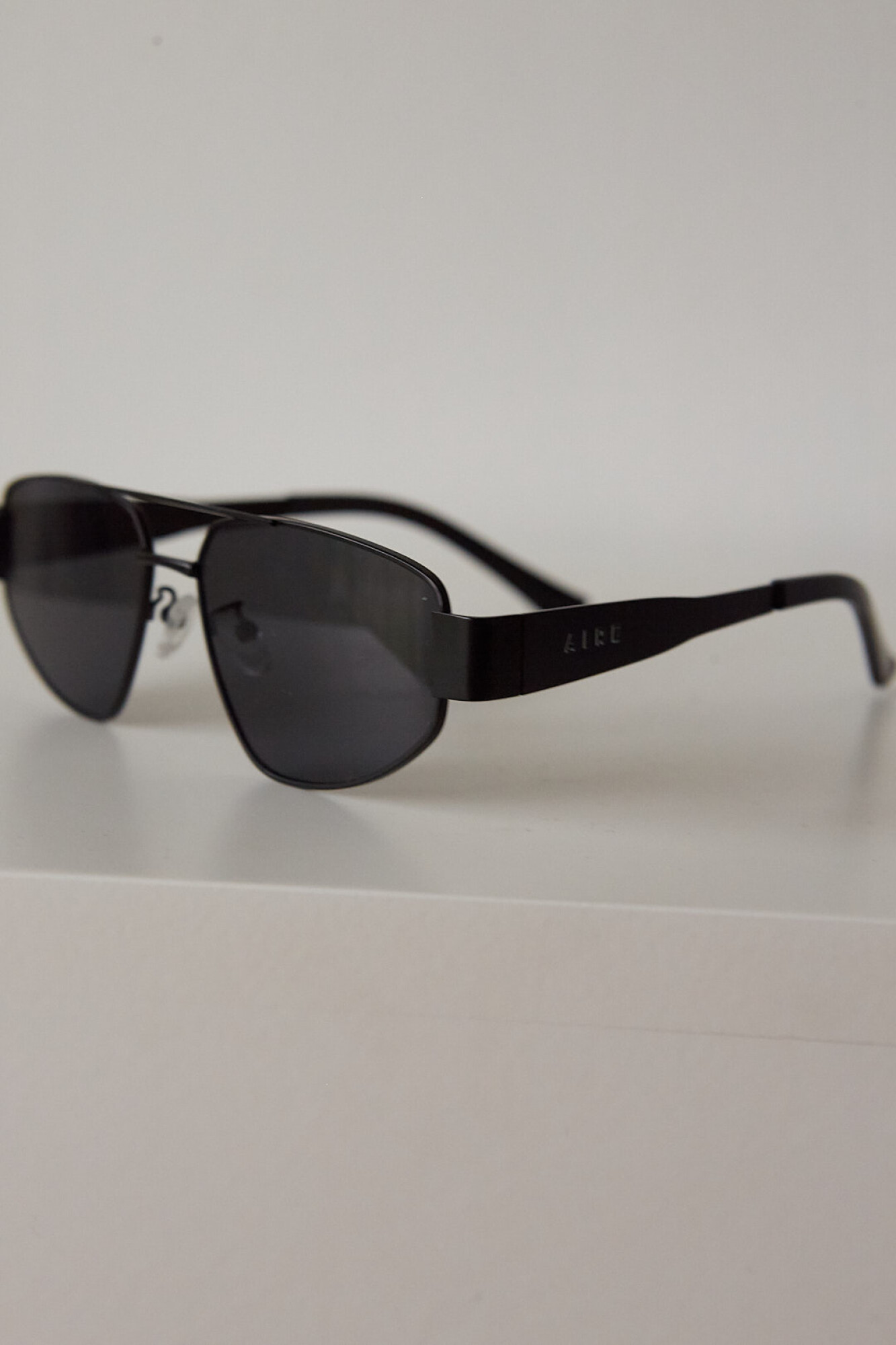 METAL TRIANGLE SUNNIES  negro 