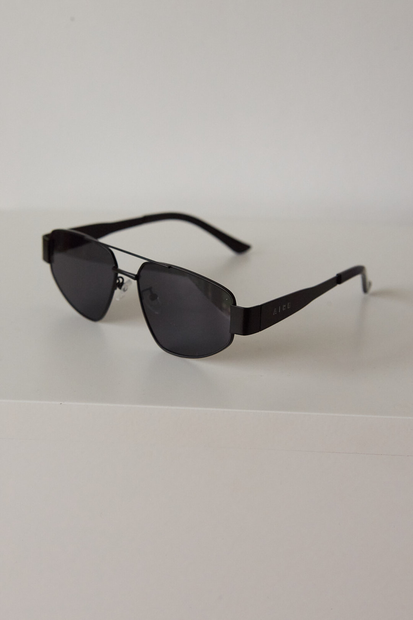 METAL TRIANGLE SUNNIES  negro 