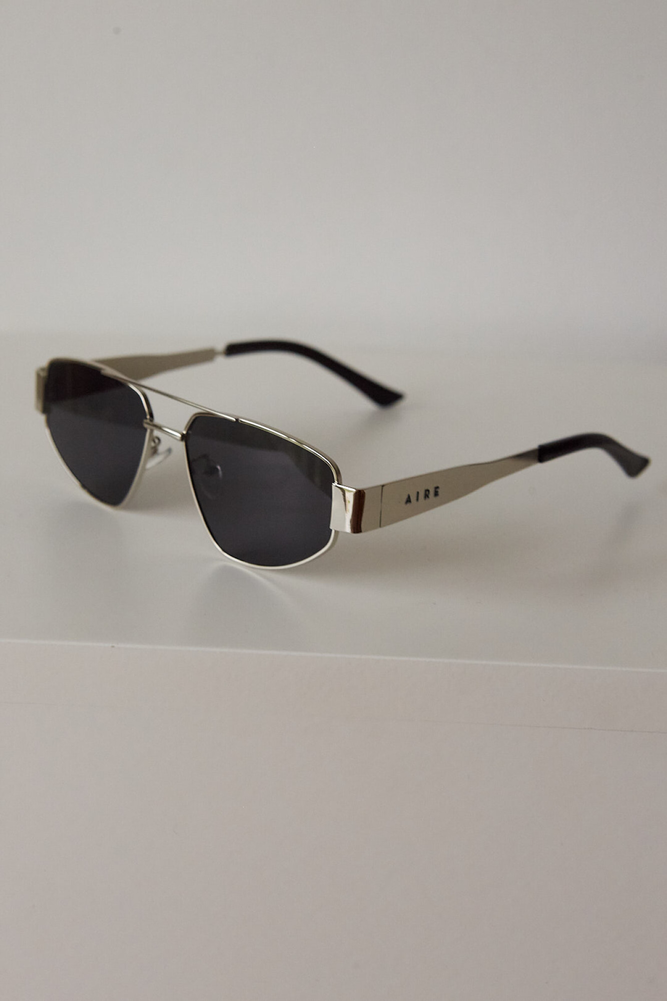 METAL TRIANGLE SUNNIES  plateado 