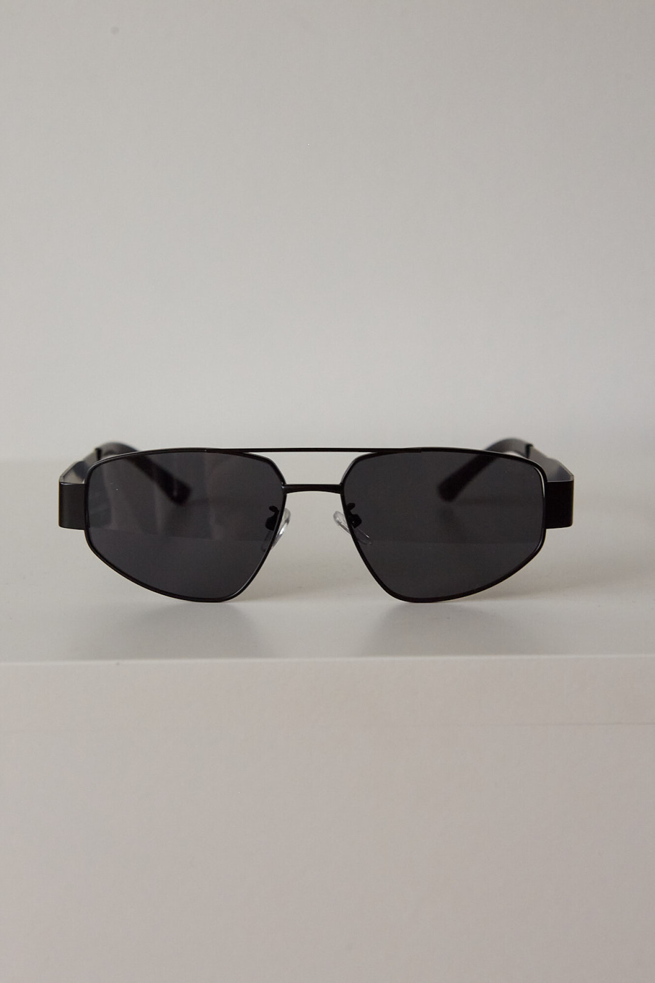 METAL TRIANGLE SUNNIES  negro 